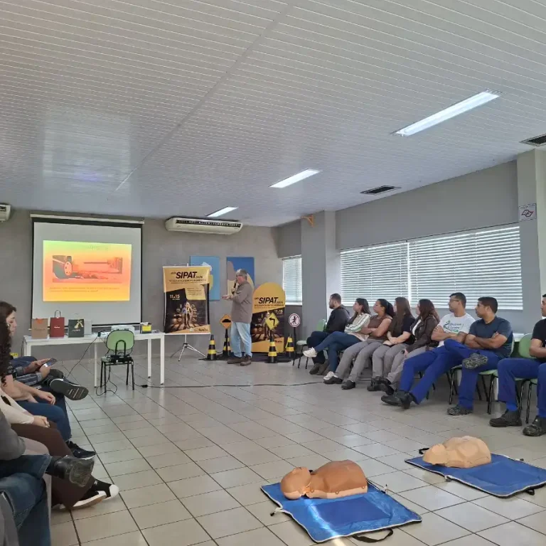 Colaboradores participam de palestra sobre segurança no trânsito durante a XXIV SIPAT da Kurita do Brasil