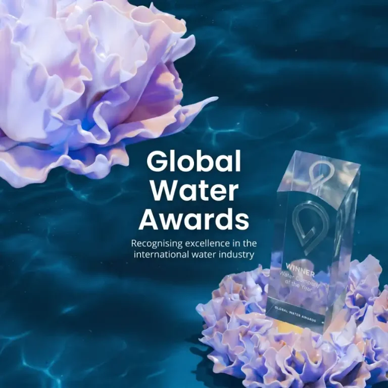 Banner do Global Water Awards com troféu e flores em tons azulados, destacando o reconhecimento internacional no setor de água.
