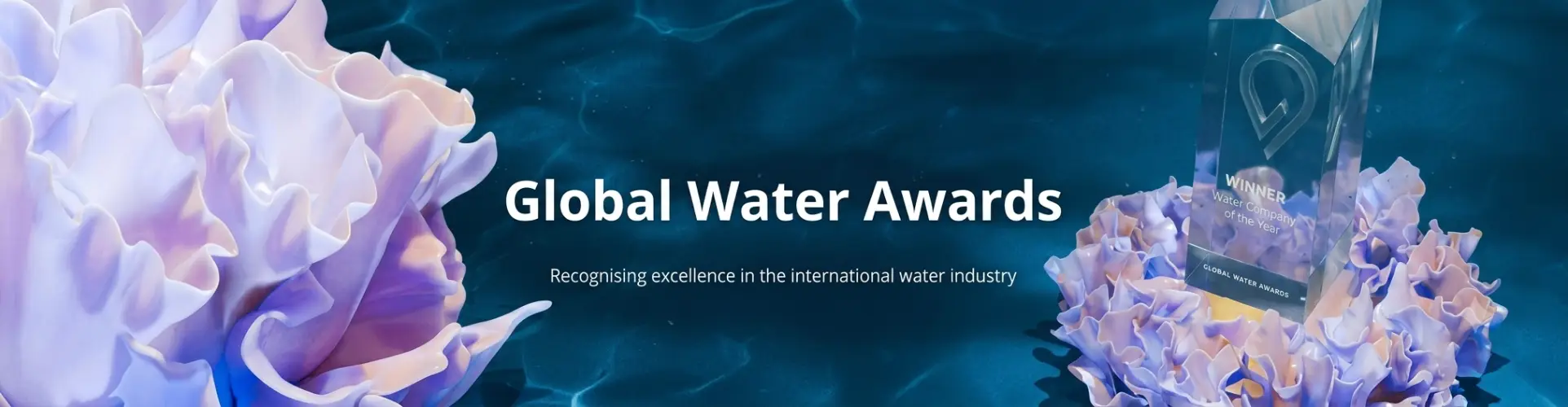 Banner de los Global Water Awards con trofeo y flores en tonos azulados, destacando el reconocimiento internacional en el sector del agua.